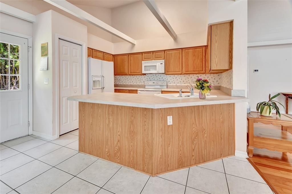 Kitchen and breakfast bar area