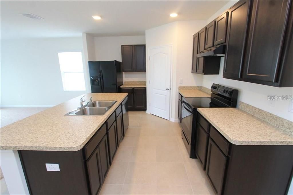 For Rent: $1,900 (4 beds, 2 baths, 1748 Square Feet)