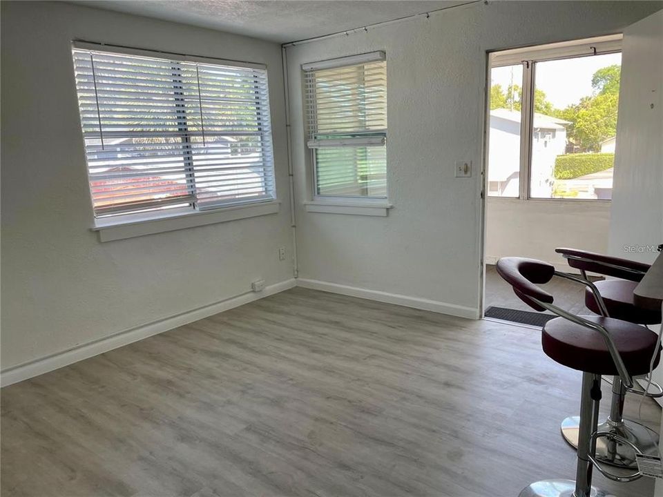 Active With Contract: $1,395 (1 beds, 1 baths, 709 Square Feet)