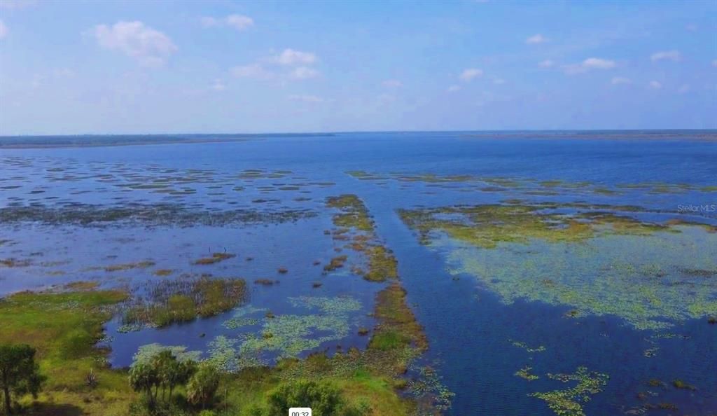 Canal front home on Crooked Lake - Crooked Lake is one of the most pristine, clear, spring fed lakes in FL and offers 5500 acres of fun for anyone who enjoys boating, fishing, water skiing, or the tranquil serenity of lakefront living.