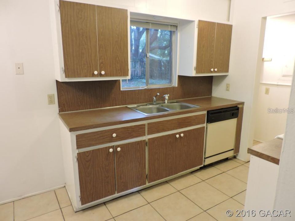 Active With Contract: $1,395 (3 beds, 2 baths, 1152 Square Feet)