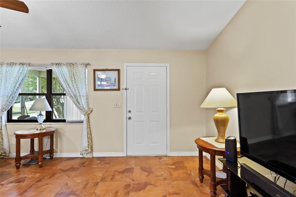 For Sale: $197,000 (2 beds, 1 baths, 988 Square Feet)