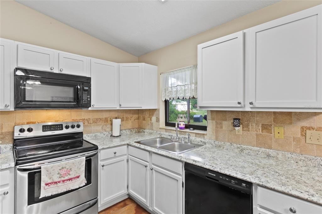 For Sale: $197,000 (2 beds, 1 baths, 988 Square Feet)