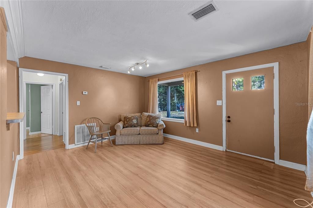 Active With Contract: $375,000 (2 beds, 1 baths, 954 Square Feet)