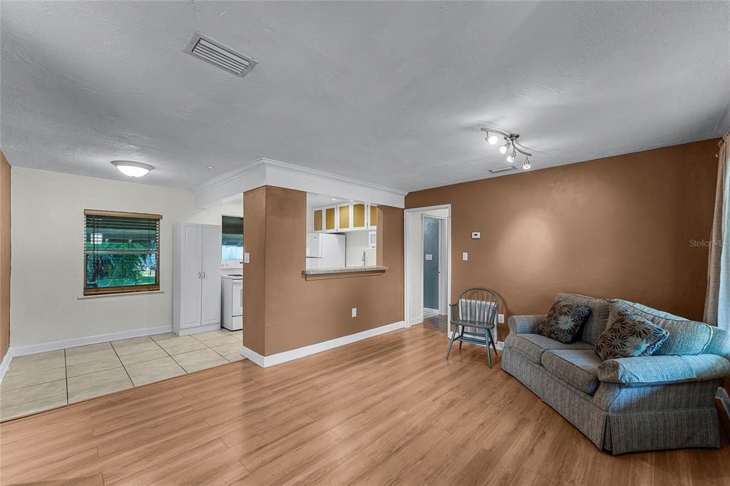 Active With Contract: $375,000 (2 beds, 1 baths, 954 Square Feet)