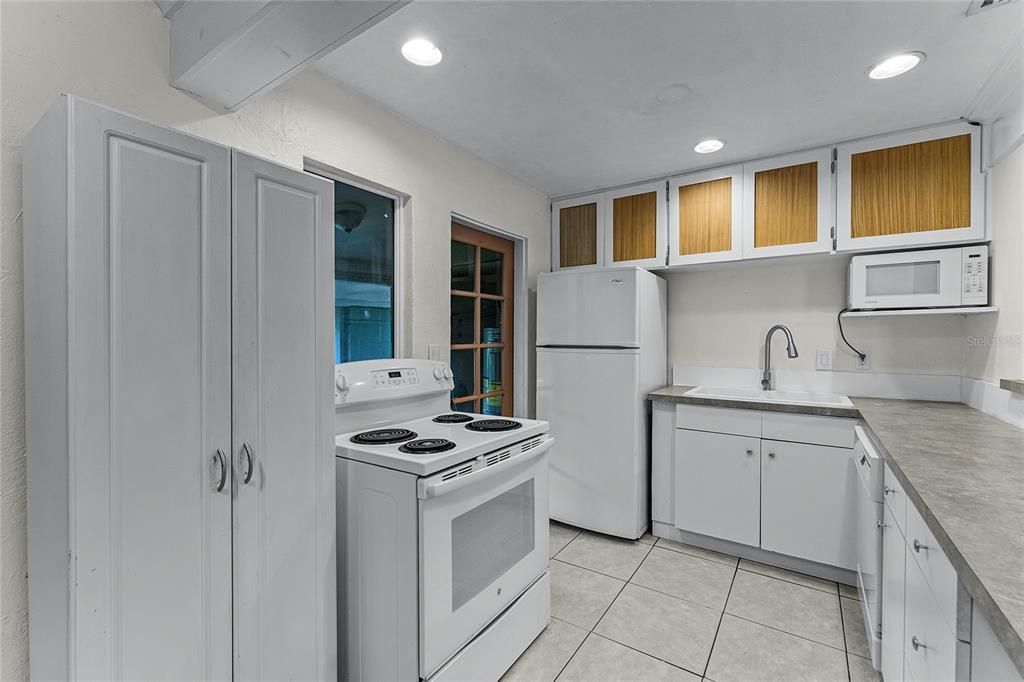 Active With Contract: $375,000 (2 beds, 1 baths, 954 Square Feet)