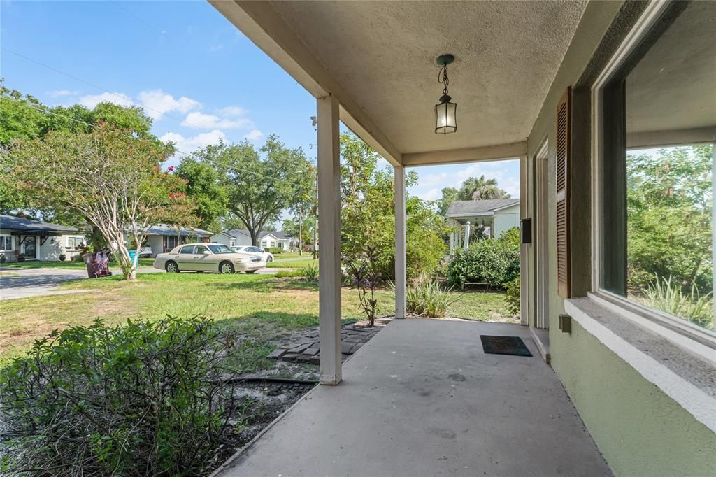 Active With Contract: $375,000 (2 beds, 1 baths, 954 Square Feet)