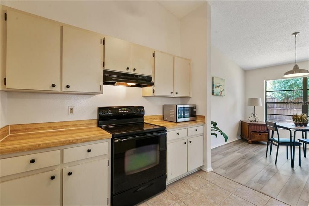 For Sale: $327,500 (2 beds, 2 baths, 1191 Square Feet)