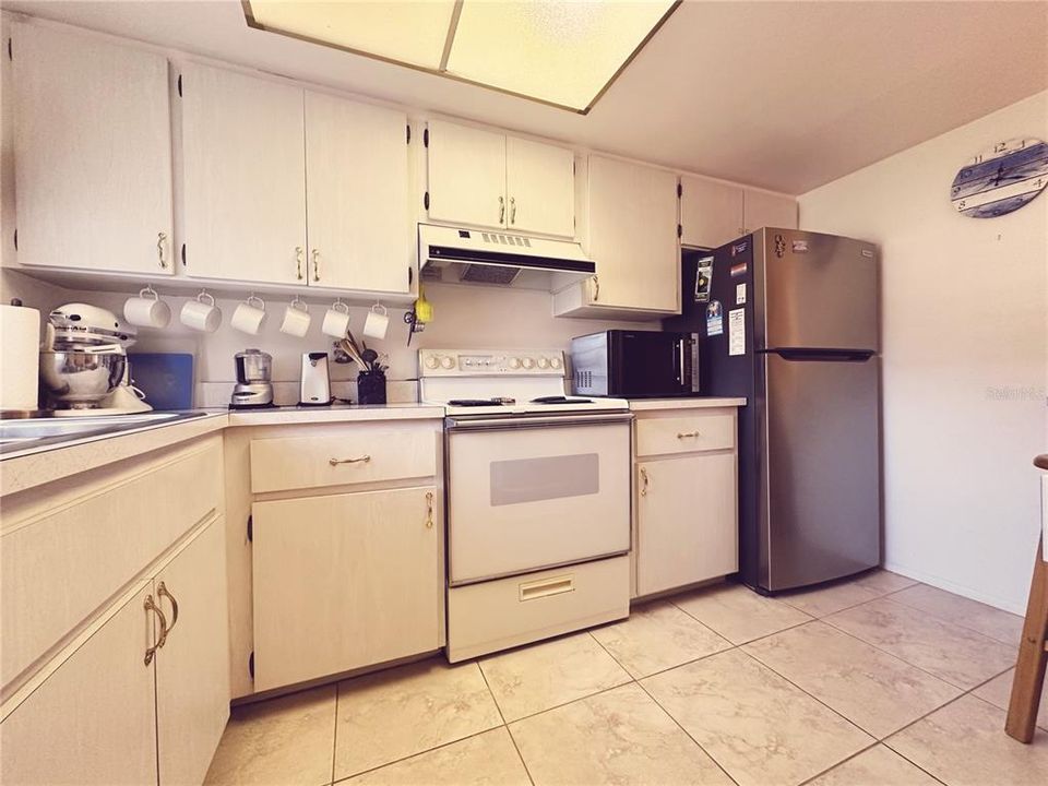 For Sale: $229,000 (2 beds, 2 baths, 972 Square Feet)