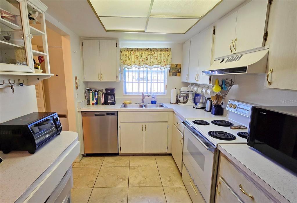 For Sale: $218,500 (2 beds, 2 baths, 972 Square Feet)