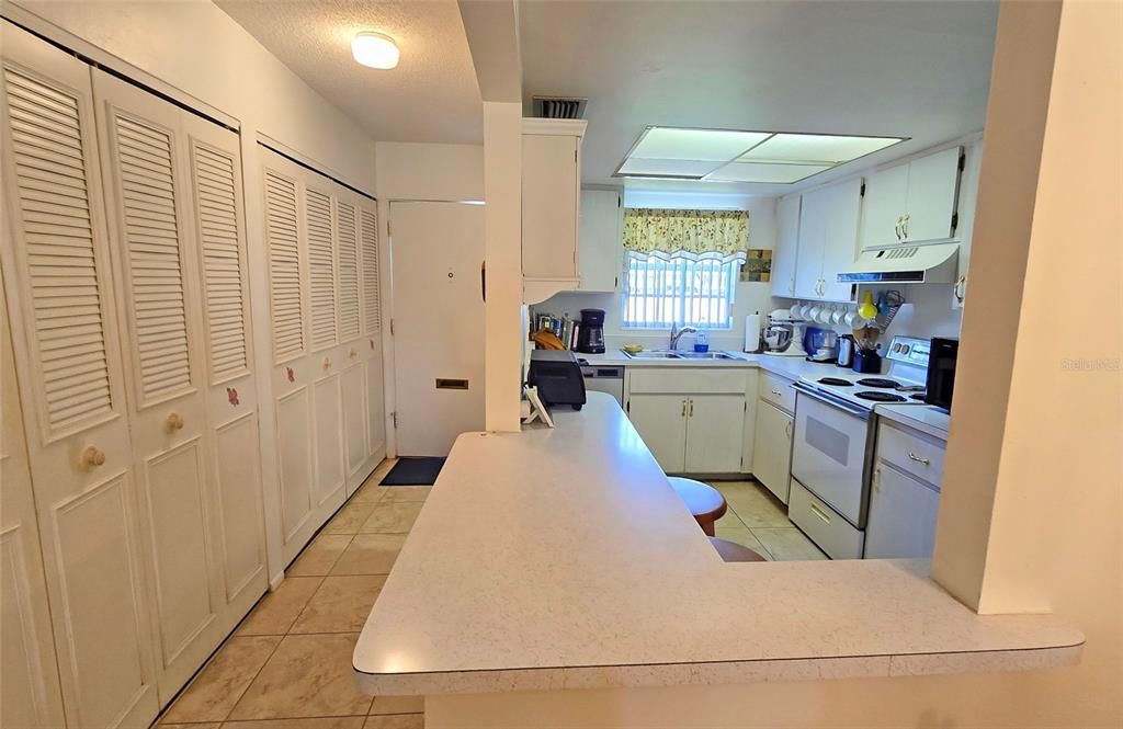 For Sale: $218,500 (2 beds, 2 baths, 972 Square Feet)