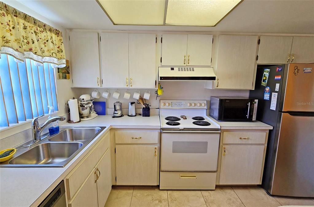 For Sale: $218,500 (2 beds, 2 baths, 972 Square Feet)