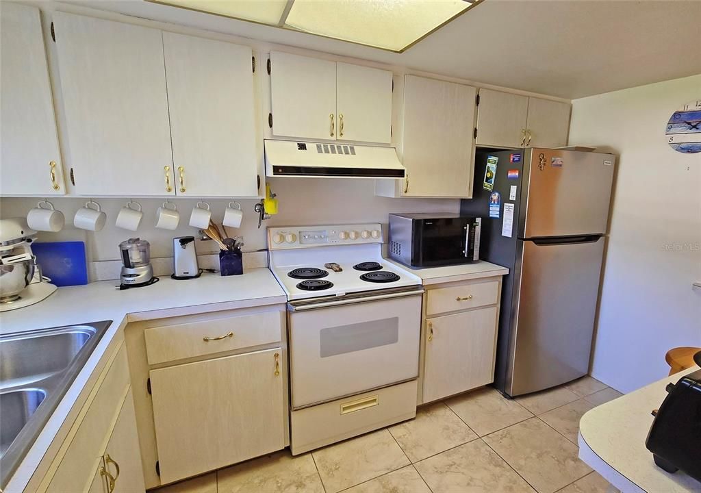 For Sale: $229,000 (2 beds, 2 baths, 972 Square Feet)