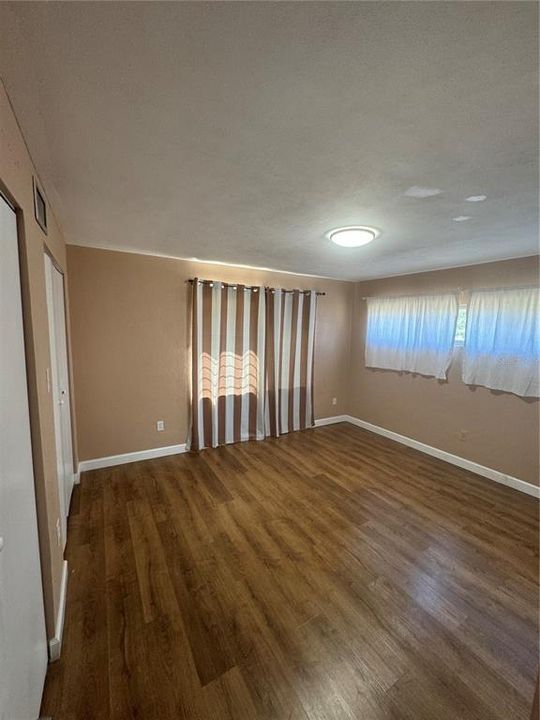 Recently Rented: $1,950 (3 beds, 2 baths, 1810 Square Feet)