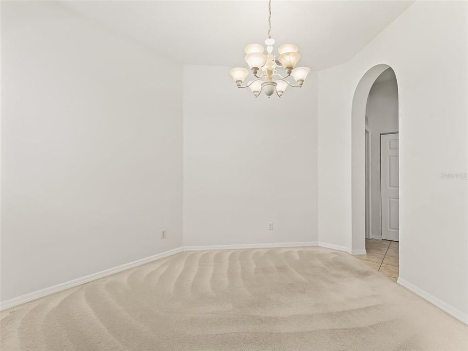 Dining area w/10' ceiling