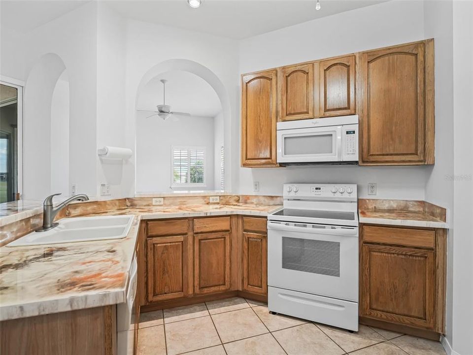 Kitchen w/double sink and wood cabinets