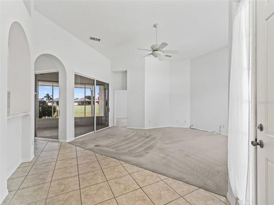 Foyer w/12' ceiling & tile floor