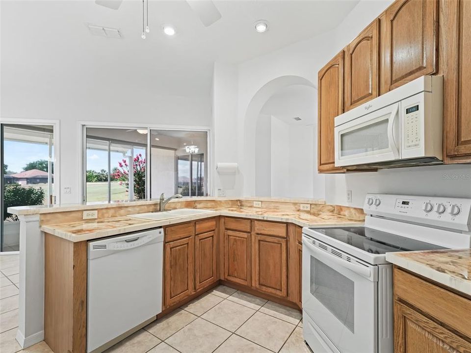 Kitchen w/plenty of cabinet & counter space