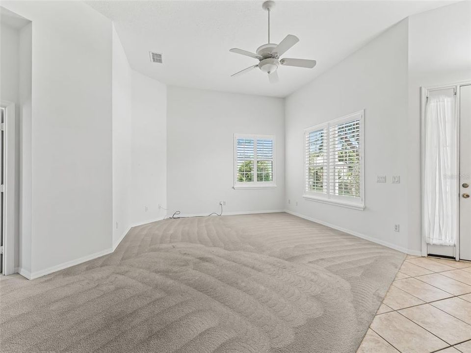 Living area w/12' ceiling