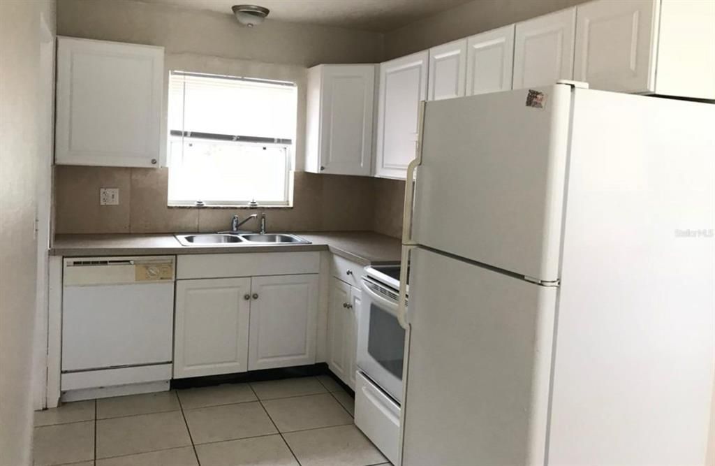 Recently Rented: $1,800 (3 beds, 1 baths, 892 Square Feet)