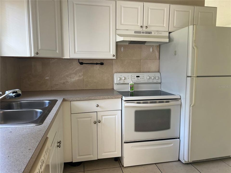 For Rent: $1,800 (3 beds, 1 baths, 892 Square Feet)