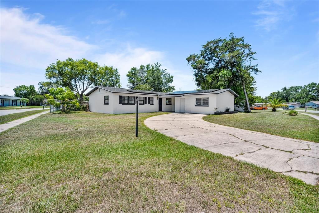 For Sale: $299,999 (3 beds, 2 baths, 1622 Square Feet)