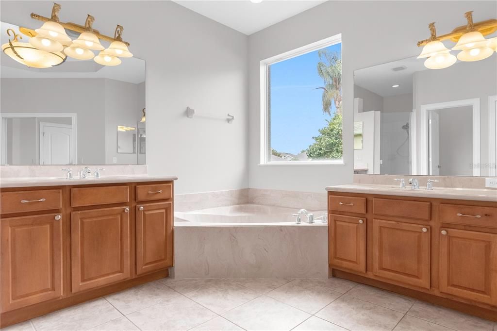 Master Bath w/Garden Tub and Shower