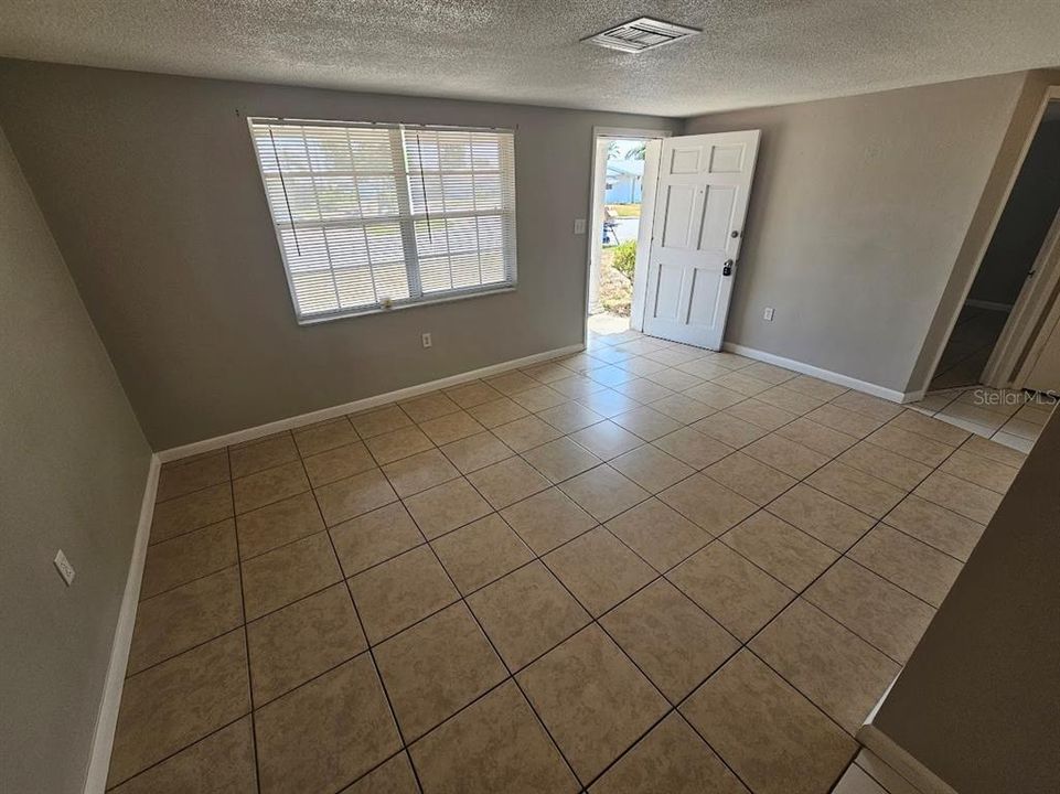 Active With Contract: $199,900 (2 beds, 1 baths, 884 Square Feet)