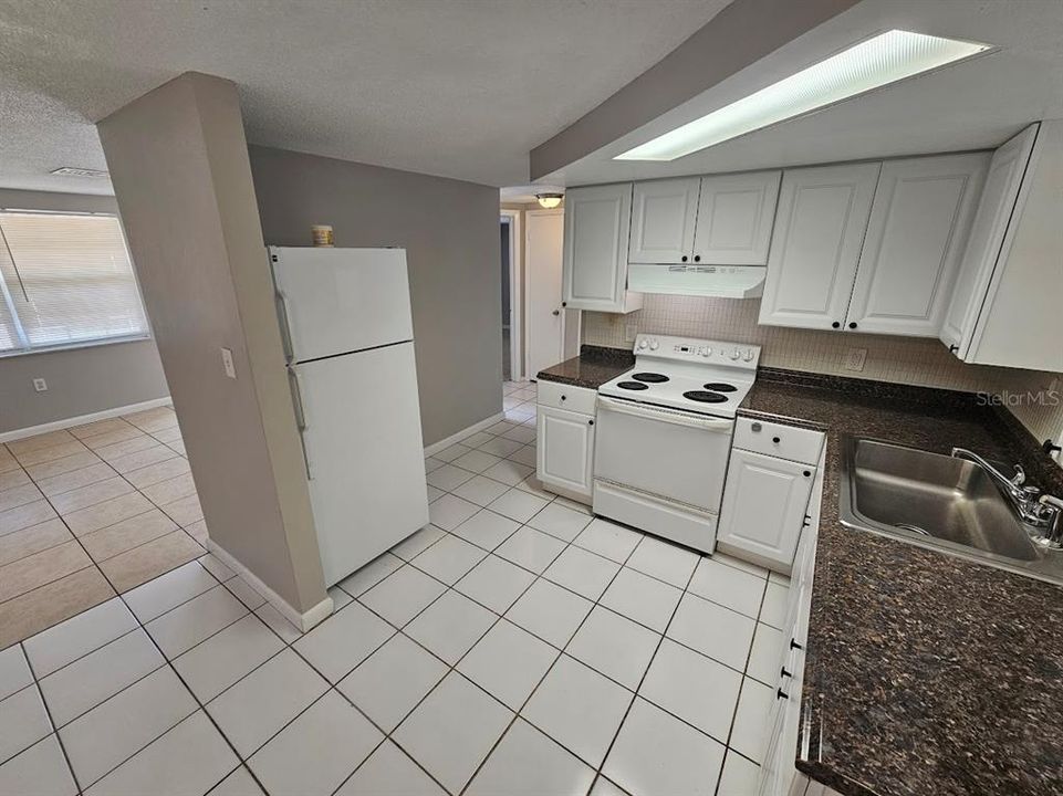 Active With Contract: $199,900 (2 beds, 1 baths, 884 Square Feet)