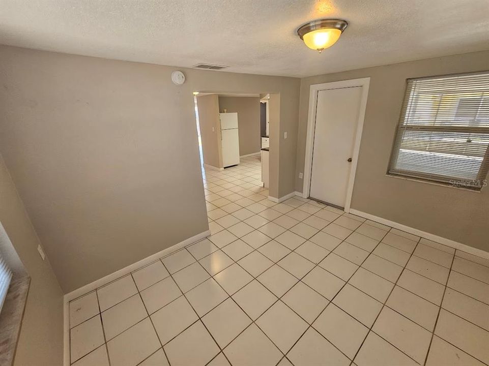 Active With Contract: $199,900 (2 beds, 1 baths, 884 Square Feet)