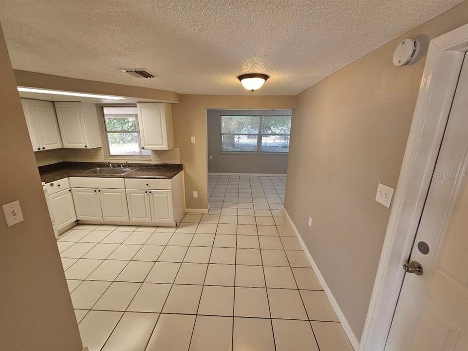 Active With Contract: $199,900 (2 beds, 1 baths, 884 Square Feet)