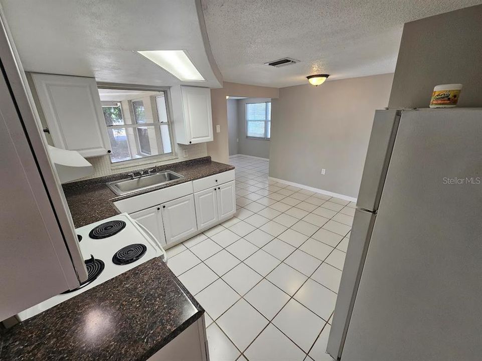 Active With Contract: $199,900 (2 beds, 1 baths, 884 Square Feet)