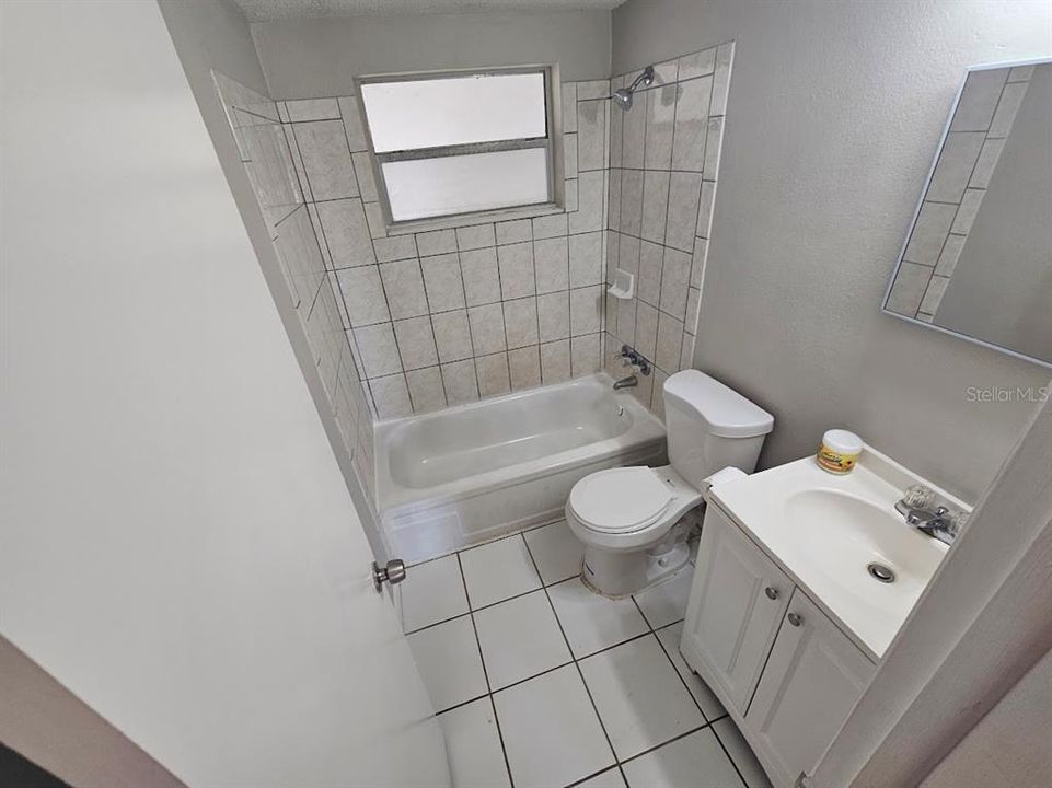 Active With Contract: $199,900 (2 beds, 1 baths, 884 Square Feet)