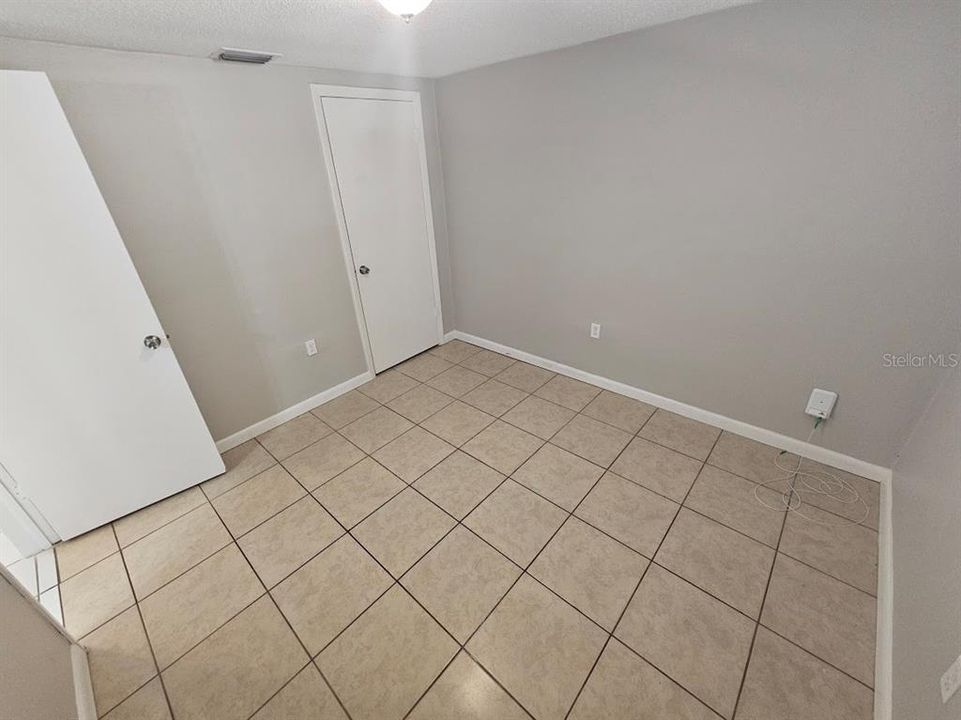 Active With Contract: $199,900 (2 beds, 1 baths, 884 Square Feet)