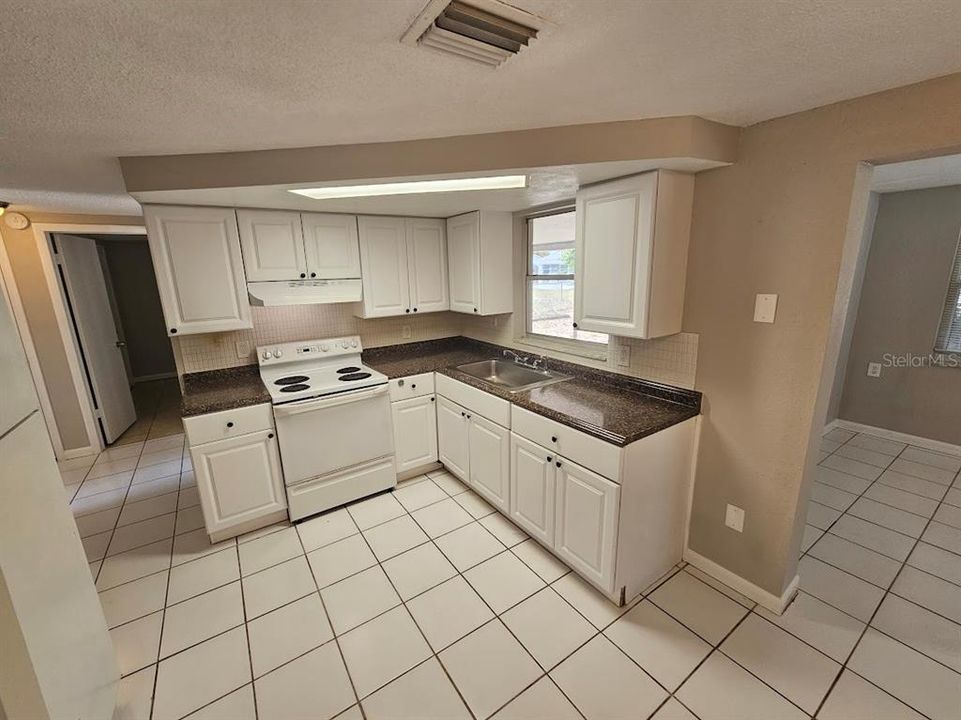 Active With Contract: $199,900 (2 beds, 1 baths, 884 Square Feet)