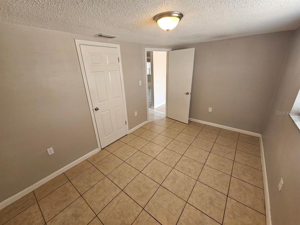 Active With Contract: $199,900 (2 beds, 1 baths, 884 Square Feet)