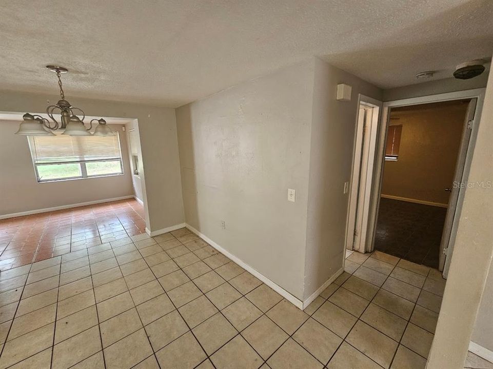 For Sale: $169,900 (2 beds, 1 baths, 982 Square Feet)