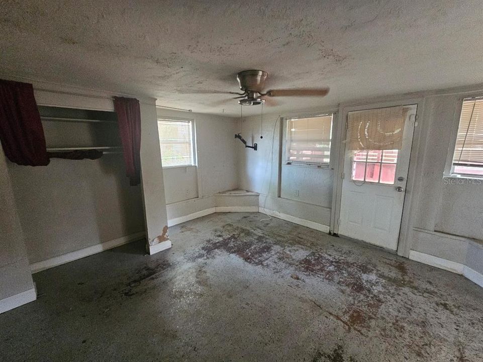 For Sale: $169,900 (2 beds, 1 baths, 982 Square Feet)