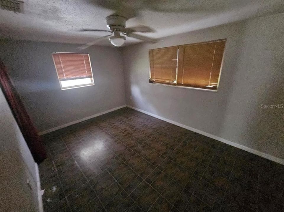For Sale: $169,900 (2 beds, 1 baths, 982 Square Feet)