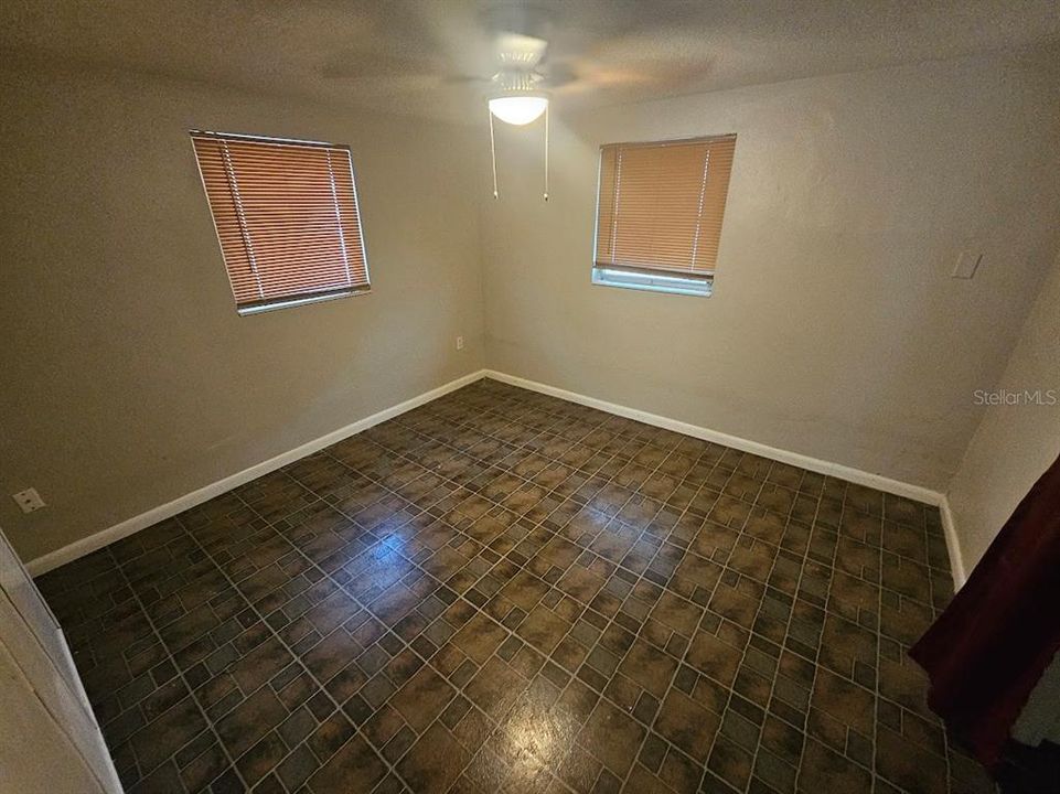 For Sale: $169,900 (2 beds, 1 baths, 982 Square Feet)