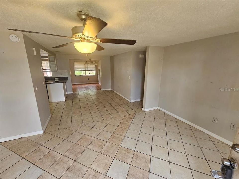 For Sale: $169,900 (2 beds, 1 baths, 982 Square Feet)