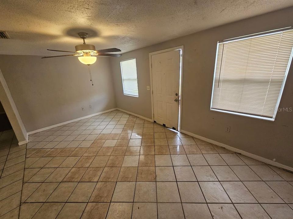 For Sale: $169,900 (2 beds, 1 baths, 982 Square Feet)