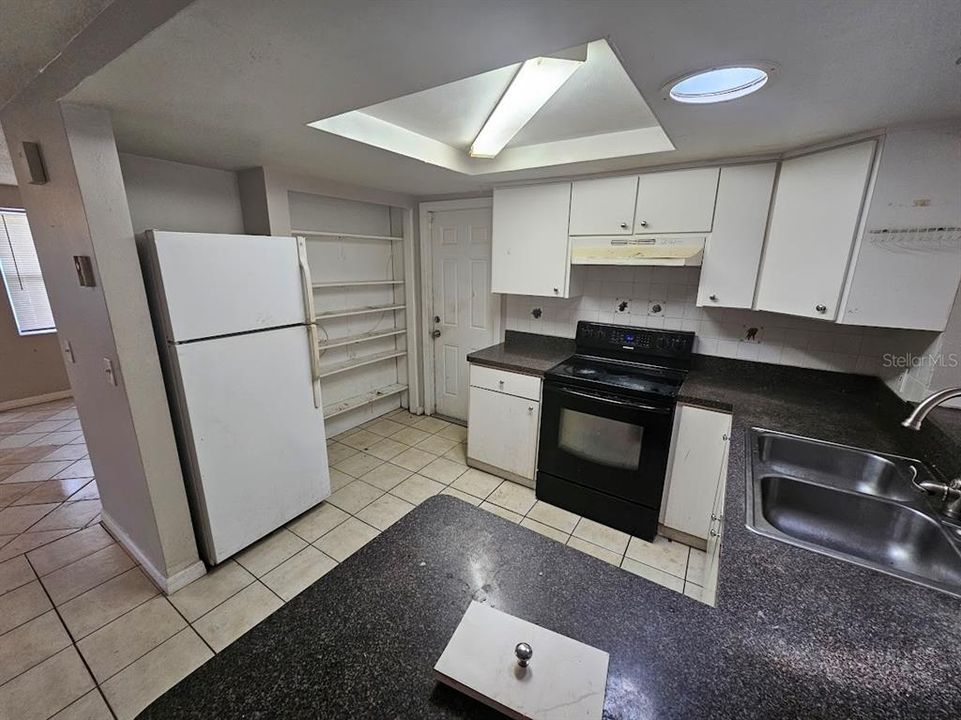 For Sale: $169,900 (2 beds, 1 baths, 982 Square Feet)