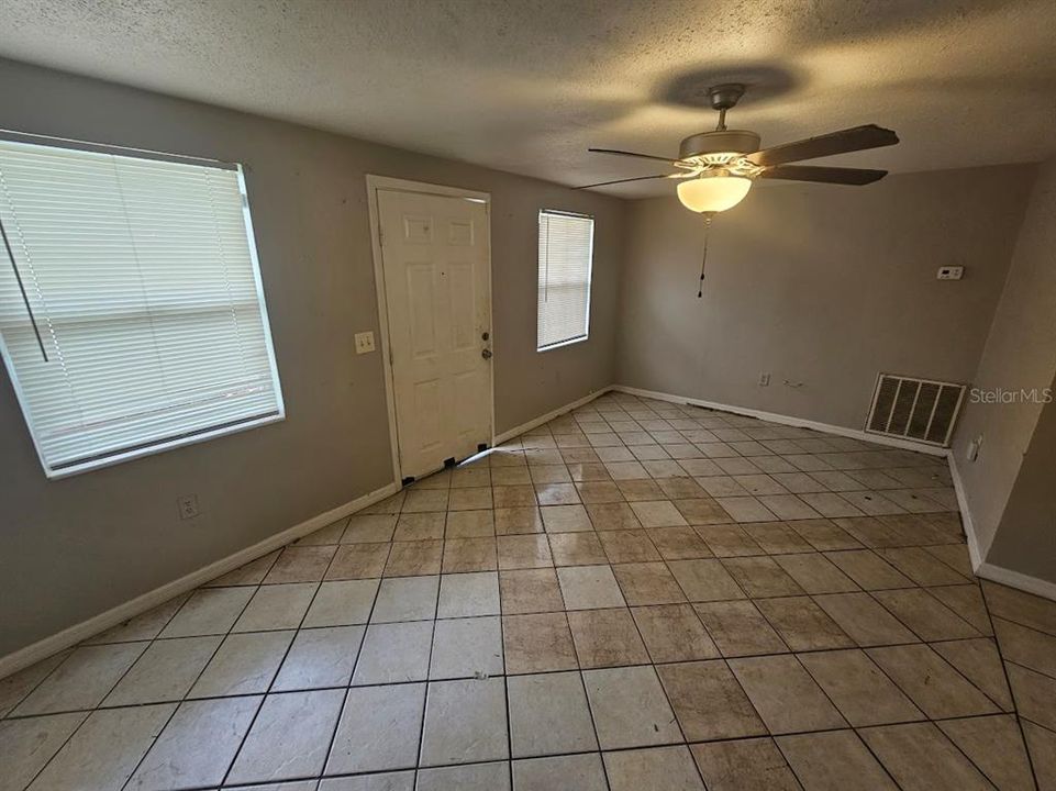 For Sale: $169,900 (2 beds, 1 baths, 982 Square Feet)