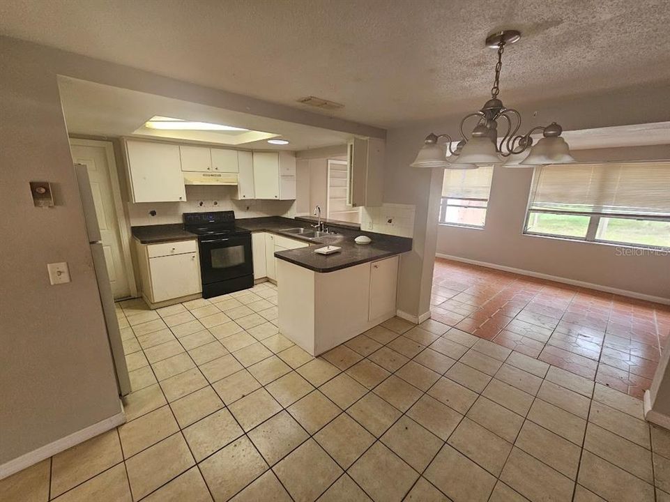 For Sale: $169,900 (2 beds, 1 baths, 982 Square Feet)