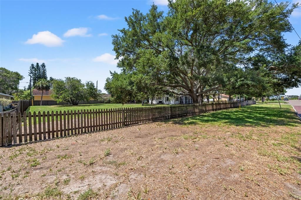 For Sale: $1,600,000 (2 beds, 1 baths, 1184 Square Feet)