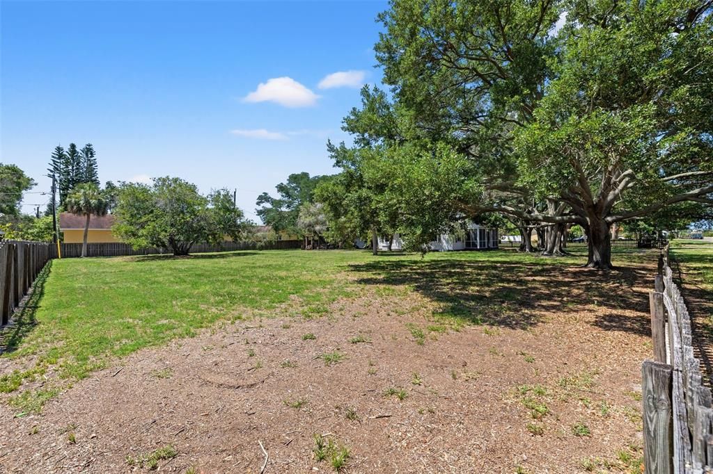 For Sale: $1,600,000 (2 beds, 1 baths, 1184 Square Feet)