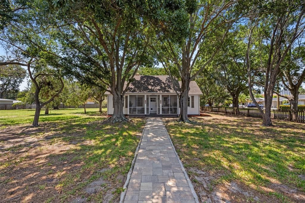 For Sale: $1,600,000 (2 beds, 1 baths, 1184 Square Feet)