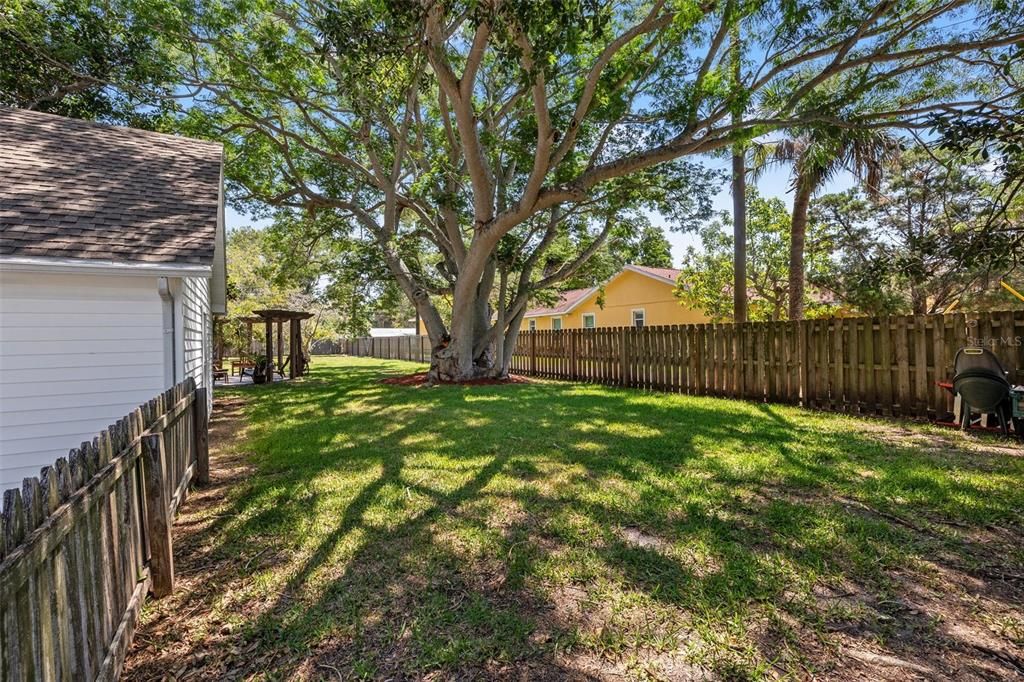 For Sale: $1,600,000 (2 beds, 1 baths, 1184 Square Feet)