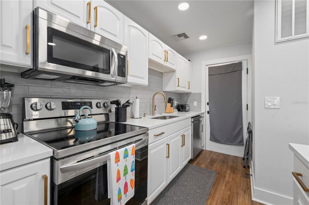 For Sale: $349,000 (2 beds, 2 baths, 1048 Square Feet)